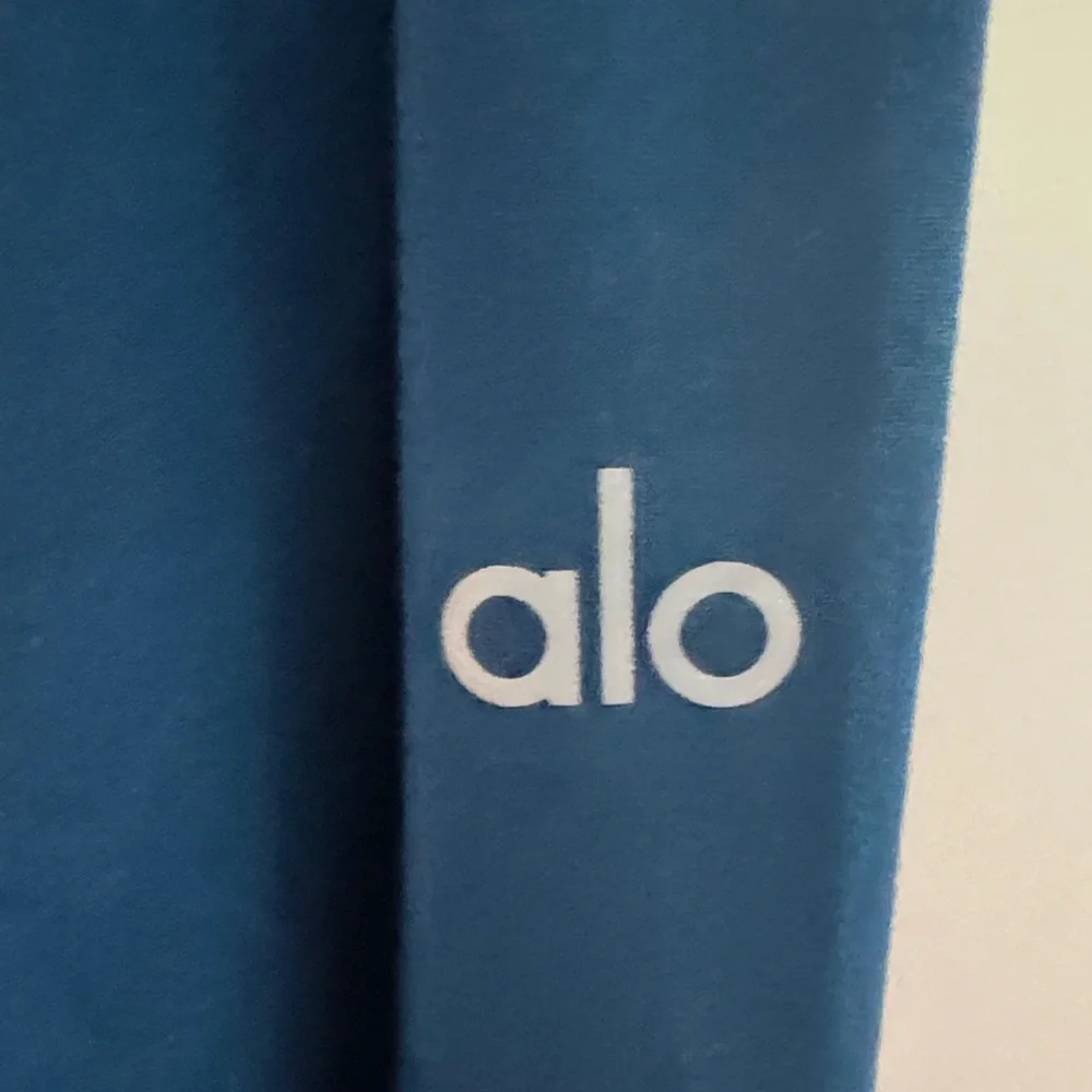 Men’s Conquer ALO Yoga Teal Hoodie NWOT - Picture 2 of 9